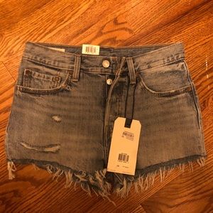 LEVIS 501 MID RISE SHORTS... NEW